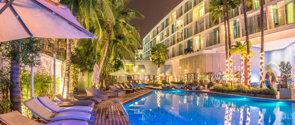 Hotel Baraquda pool deck at night